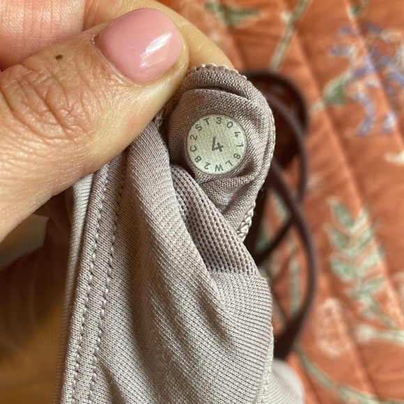 Lululemon Strappy Sportsbra Size 4 - Picture 3 of 4